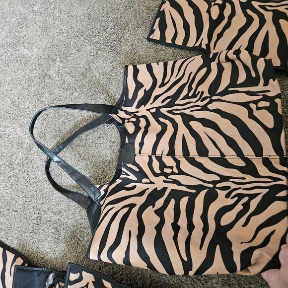 For your eye's only 5 piece makeup and toiletry bag set. Tiger stripe. - Picture 7 of 10